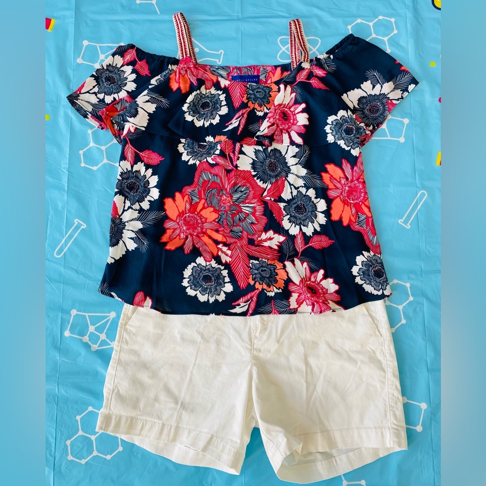 Off the shoulder short sleeve flowery shirt. Size M